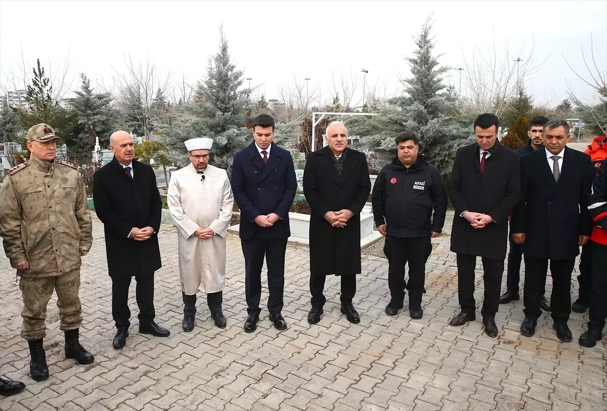 Diyarbakır'da 6 Şubat depremlerinde hayatını kaybedenlerin mezarları ziyaret edildi