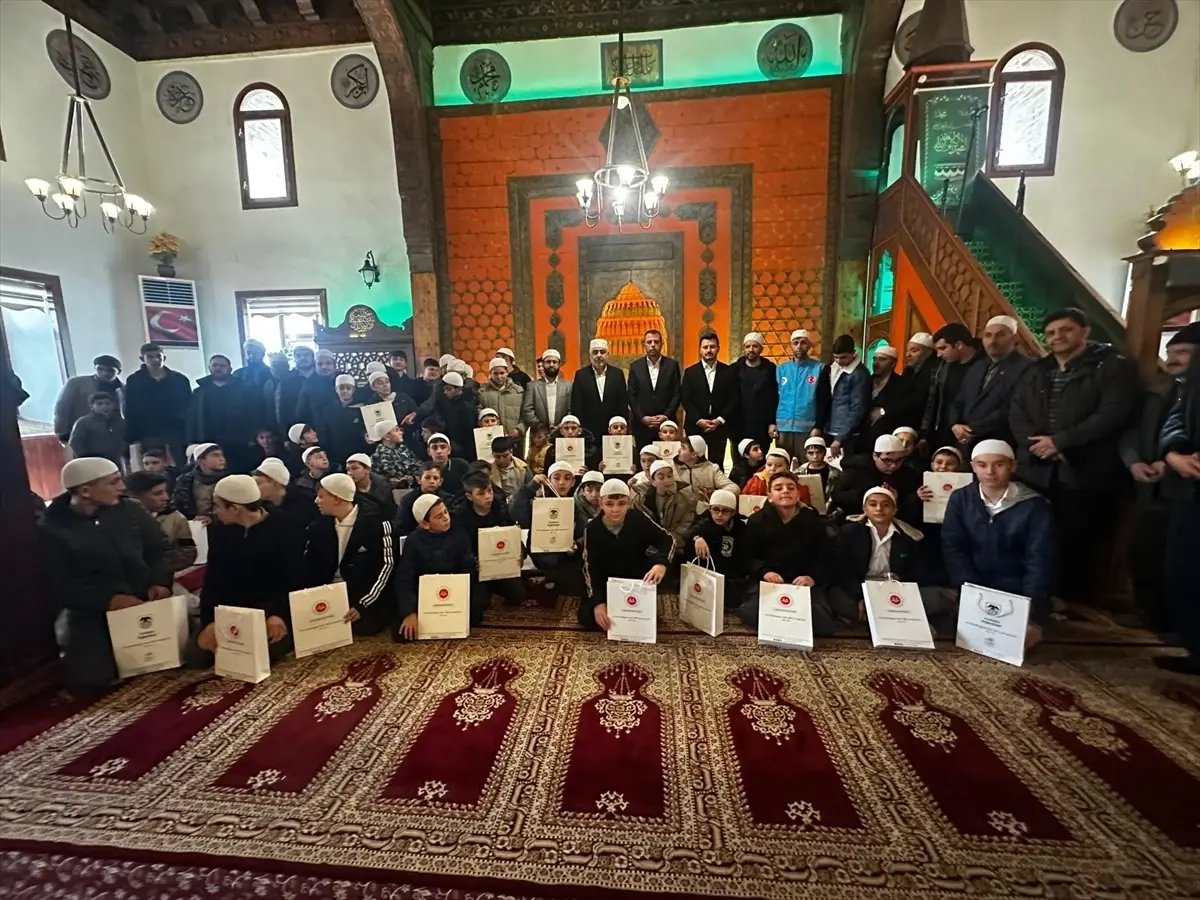 Doğanhisar'da yarı yıl tatilinde camiye giden 140 çocuklara hediye takdim edildi