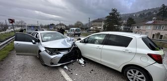 Düzce'de iki otomobilin çarpıştığı kazada 3 kişi yaralandı