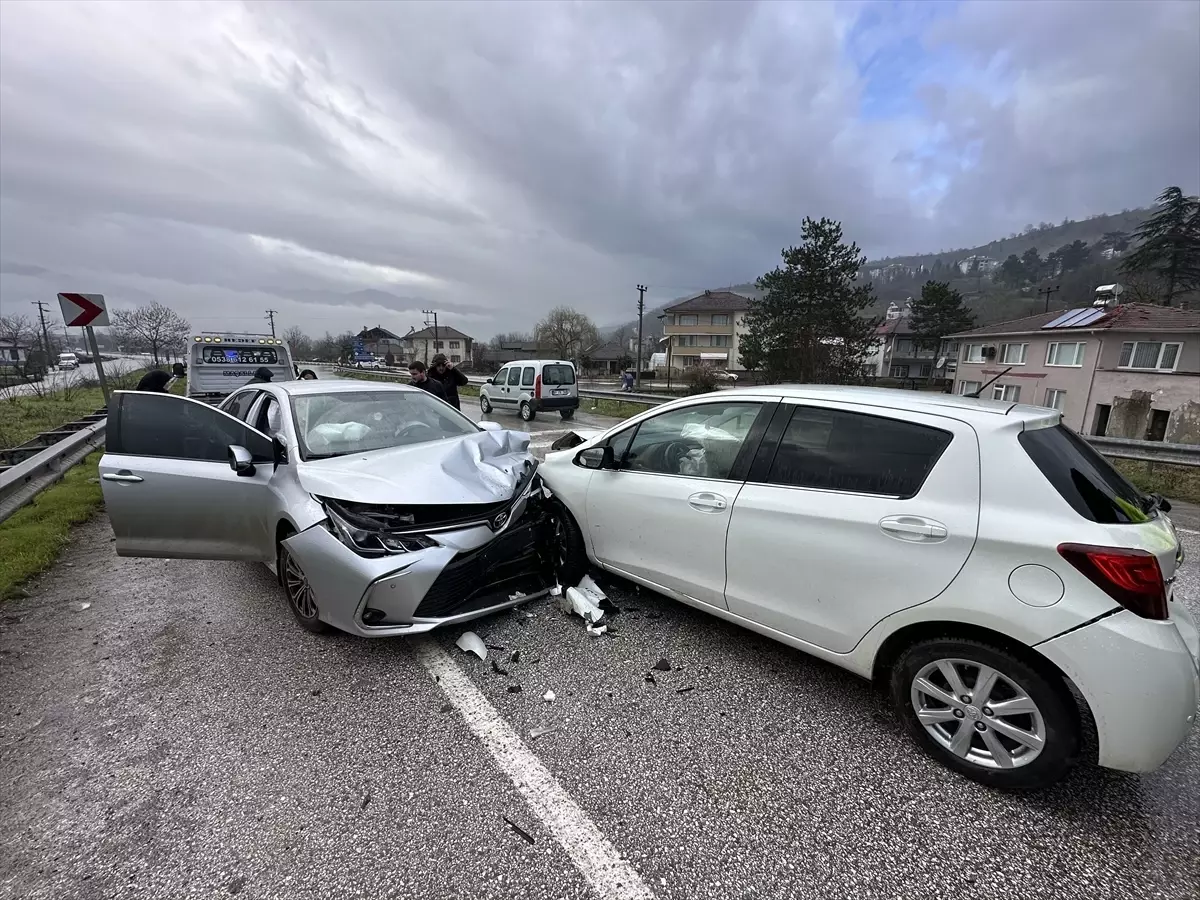 Düzce'de iki otomobilin çarpıştığı kazada 3 kişi yaralandı