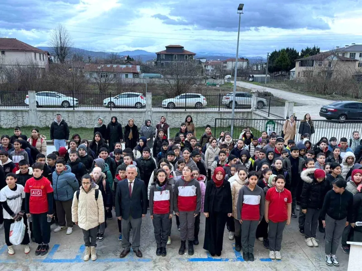 Düzce'de okullarda 6 Şubat depremleri için saygı duruşu