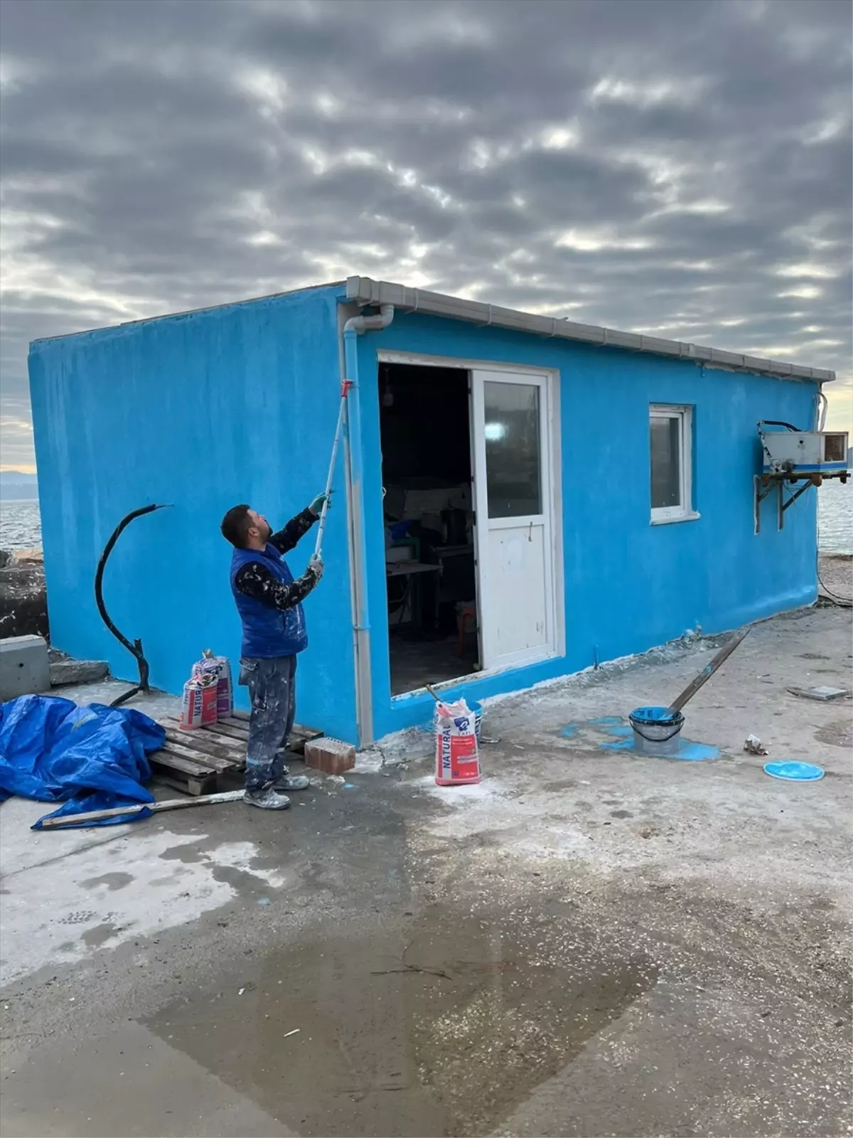 Eceabat Su Ürünleri Kooperatifi'nden ortaklara tekne bakım malzemesi desteği