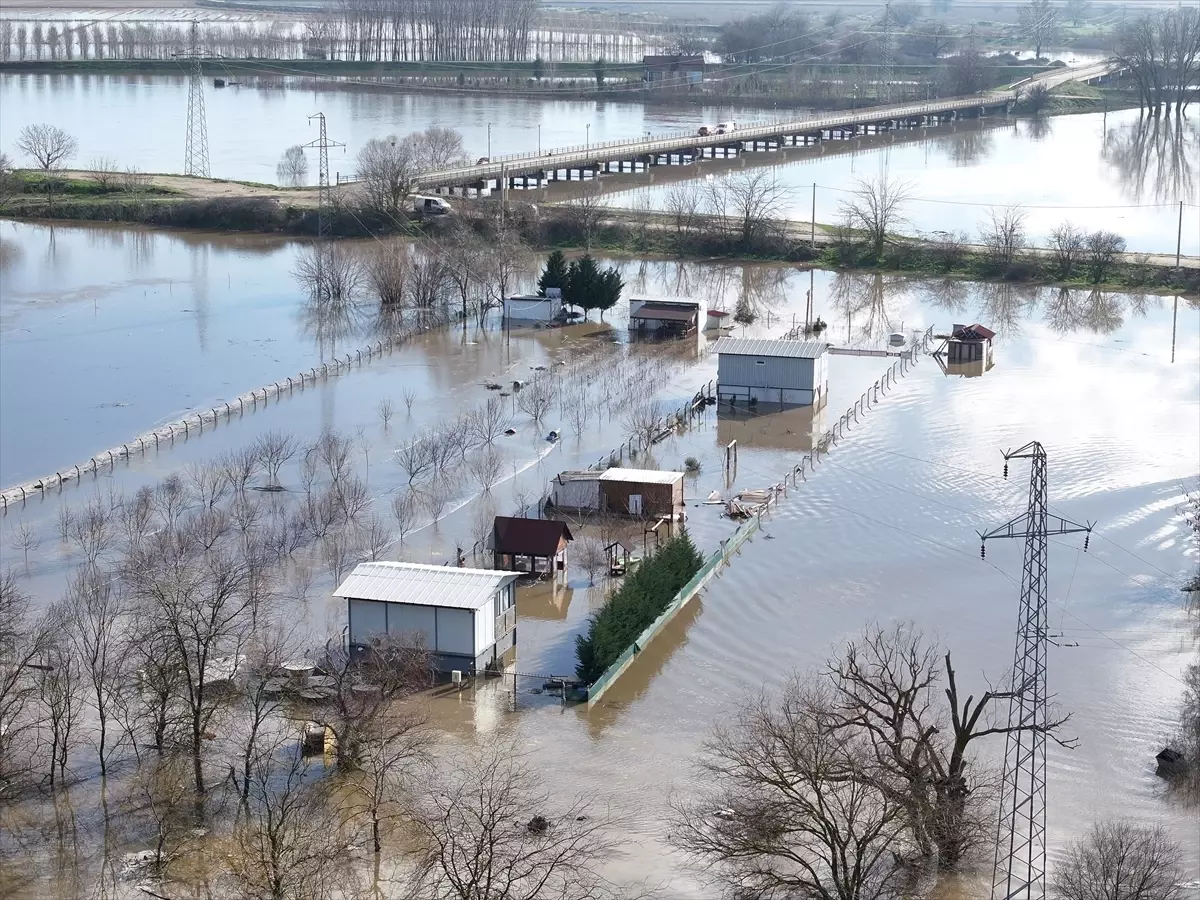 Edirne'de Meriç Nehri'nin debisi artmaya devam ediyor