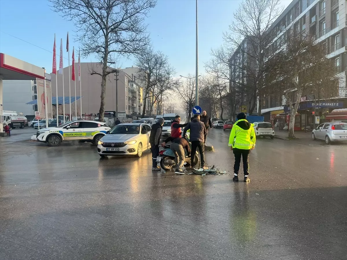 Edirne'de otomobille motosikletin çarpıştığı kaza kamerasında