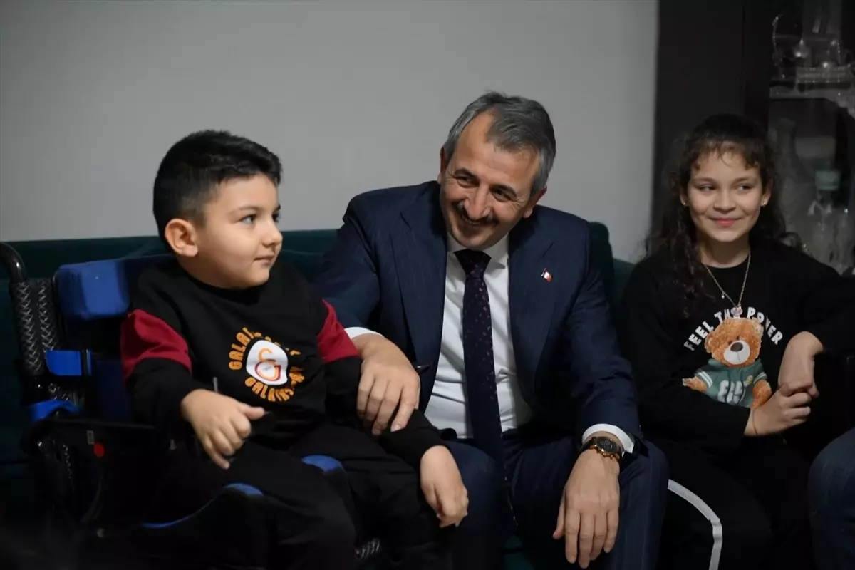 Edirne Valisi Sezer SMA hastası Arel'i ziyaret etti