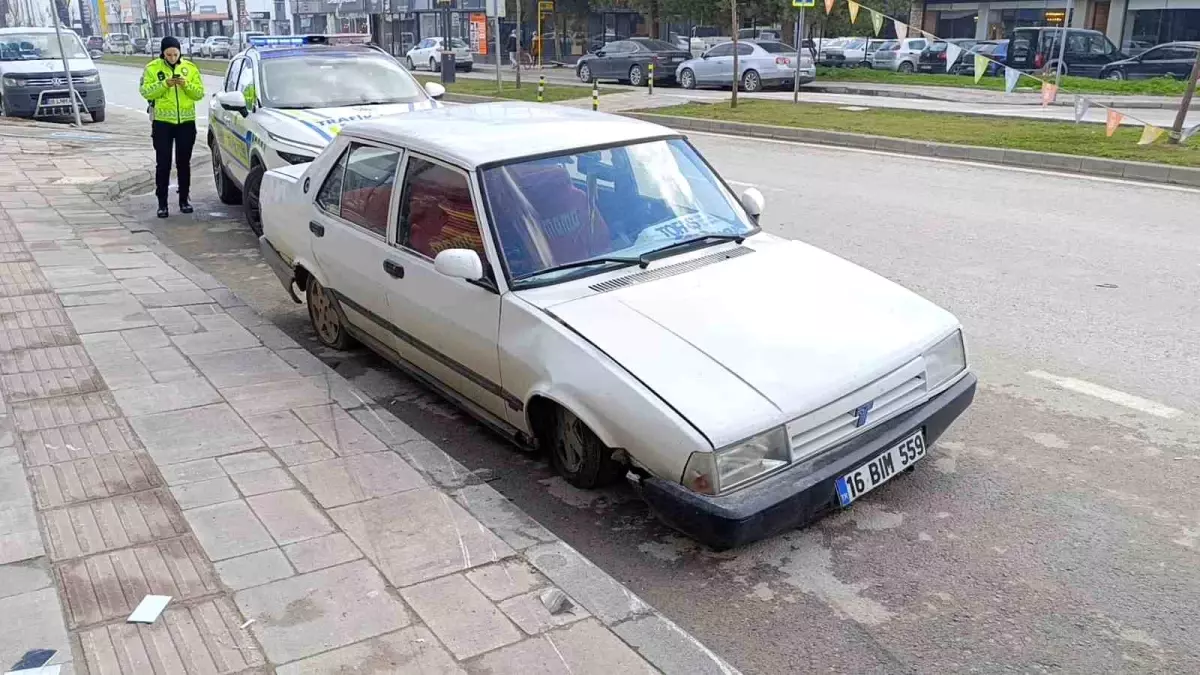 Ehliyetsiz sürücü kaldırıma çarpıp kaçtı ama polis yakaladı
