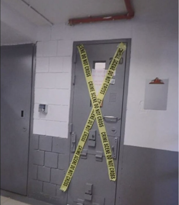 В ночь смерти Эпштейна в зону его камеры вошел один из заключенных