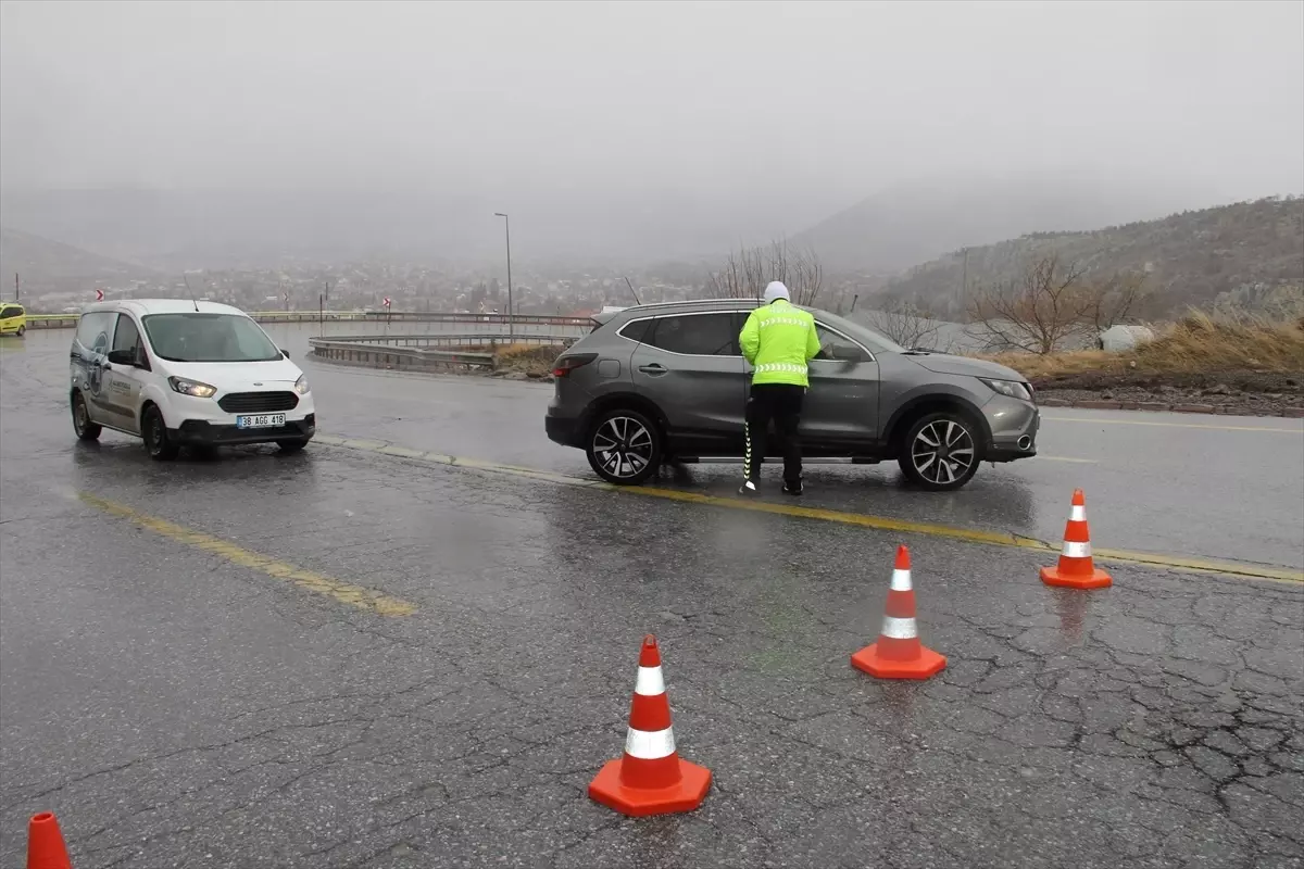 Erciyes'e ulaşımı sağlayan kara yolu yoğun kar yağışı ve tipi nedeniyle trafiğe kapatıldı