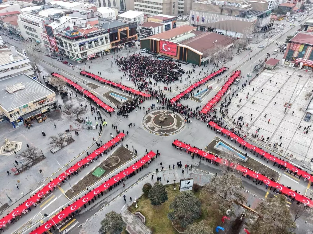 Erzincan'da on binlerce kişi 'İstiklal Bayrakla, İstikbal Maarifle' yürüyüşünde tek yürek oldu