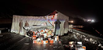 Erzincan-Sivas kara yolunda devrilen tır ulaşımı aksattı