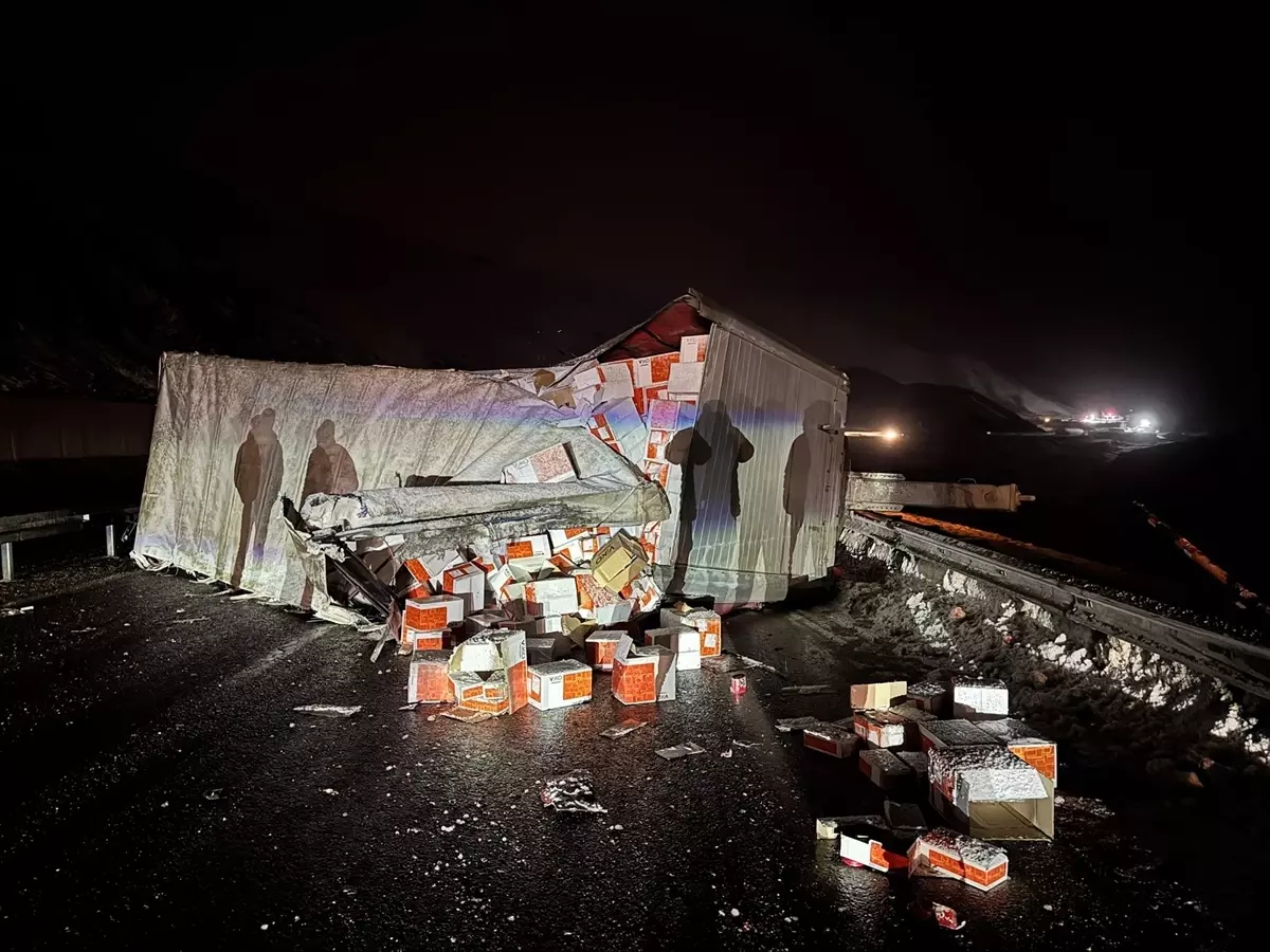 Erzincan-Sivas kara yolunda devrilen tır ulaşımı aksattı