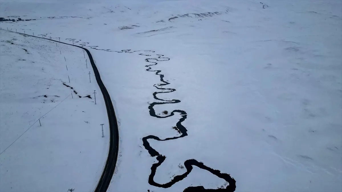 Erzurum'da karla kaplanan mendereslerde kış güzelliği
