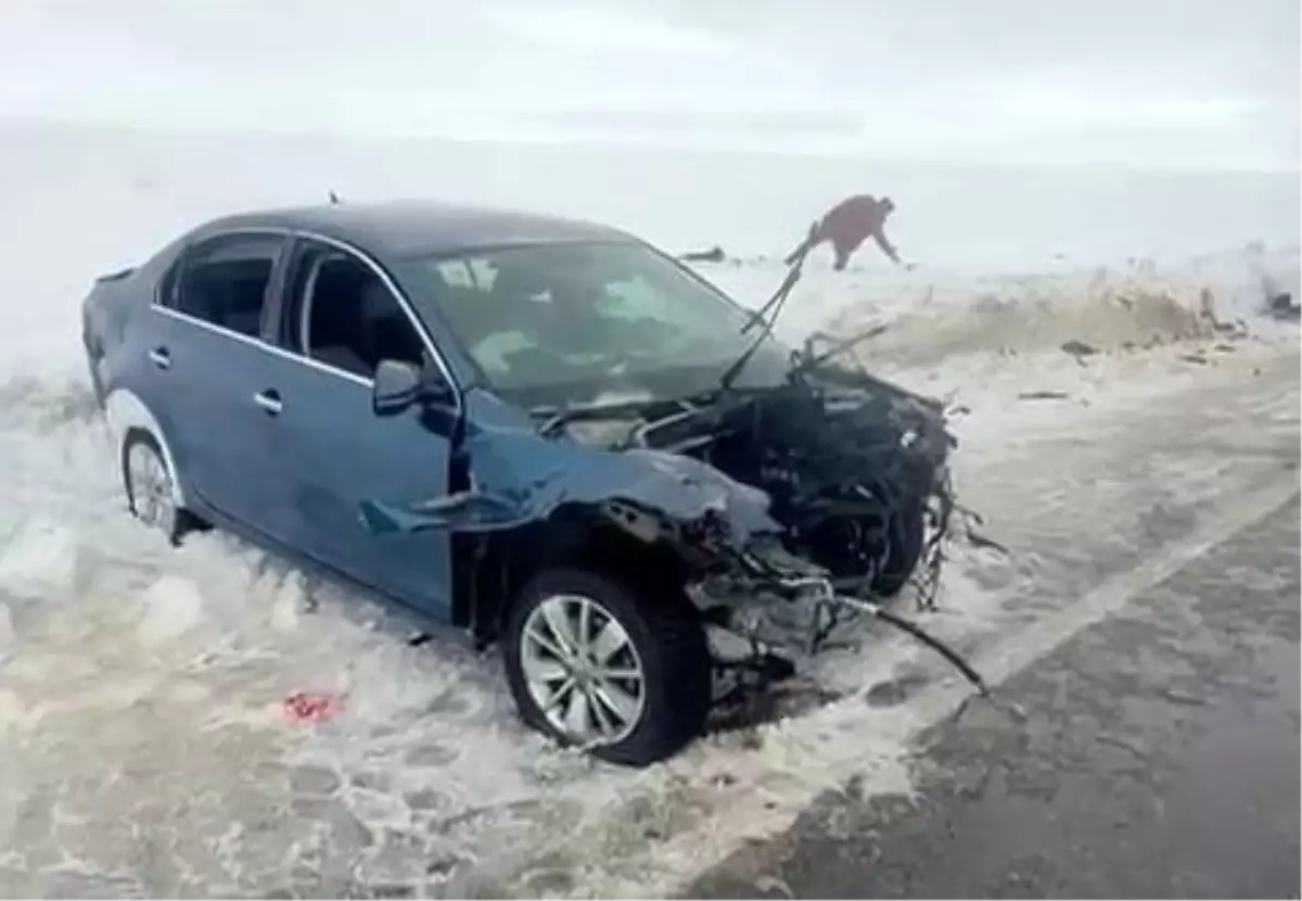 Erzurum'da otomobille tırın çarpıştığı kazada sürücüler yaralandı
