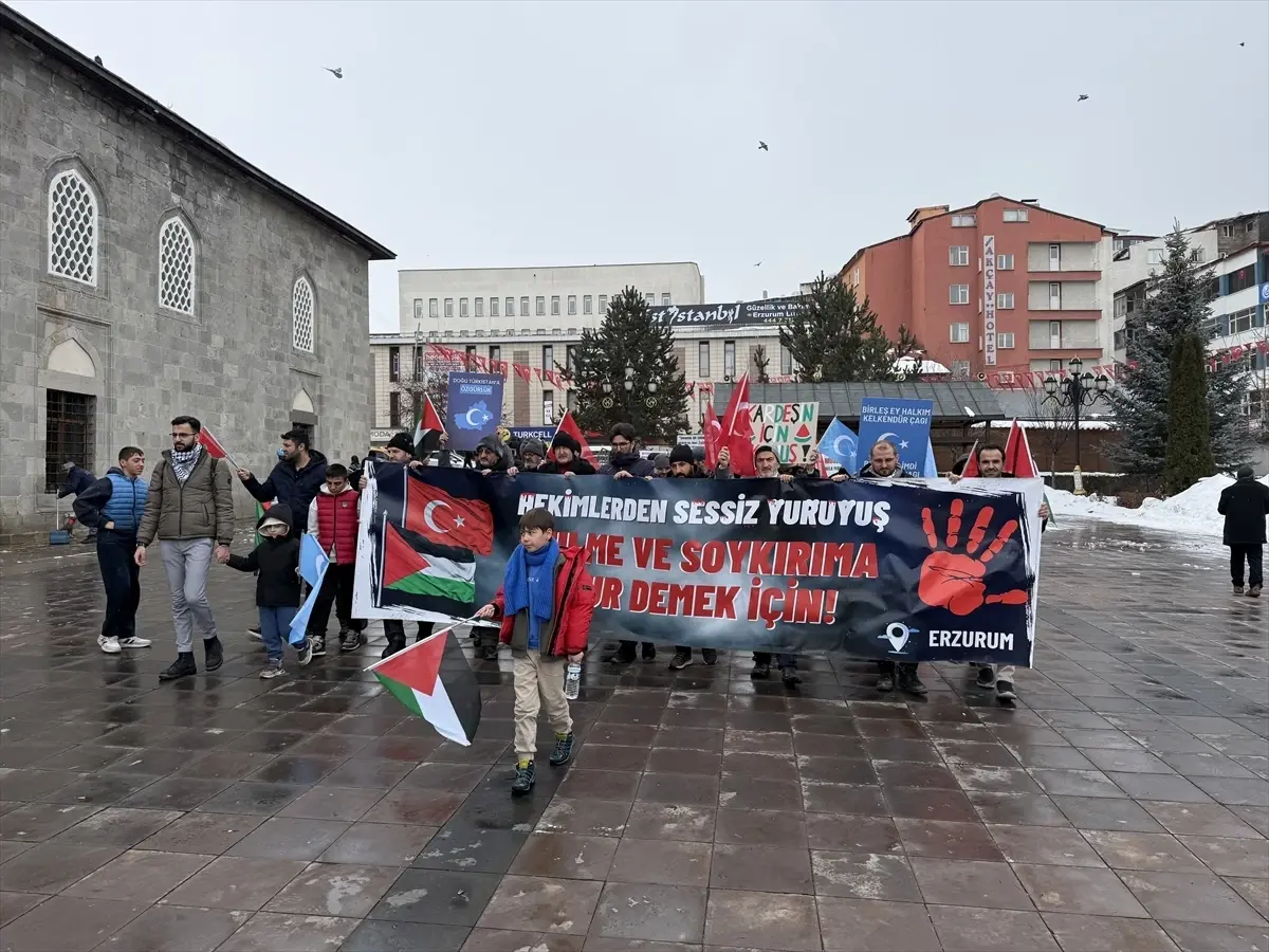 Erzurum'da sağlıkçılar Gazze için sessiz yürüyüşlerini 117. haftada sürdürdü