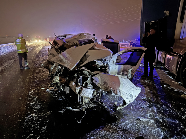 لقي 4 أشخاص حتفهم في حادث تصادم بين شاحنة ومركبة من نوع SUV في إرزوروم