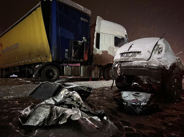 لقي 4 أشخاص حتفهم في حادث تصادم بين شاحنة ومركبة من نوع SUV في إرزوروم