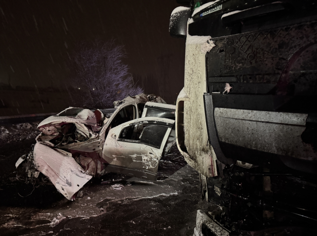 لقي 4 أشخاص حتفهم في حادث تصادم بين شاحنة ومركبة من نوع SUV في إرزوروم