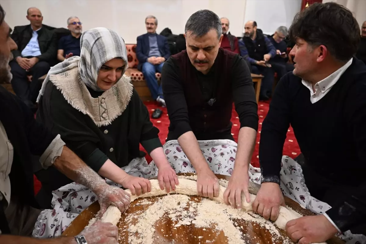 Erzurum Valisi Çiftçi kentin kış geleneği tel helvası yapımına katıldı