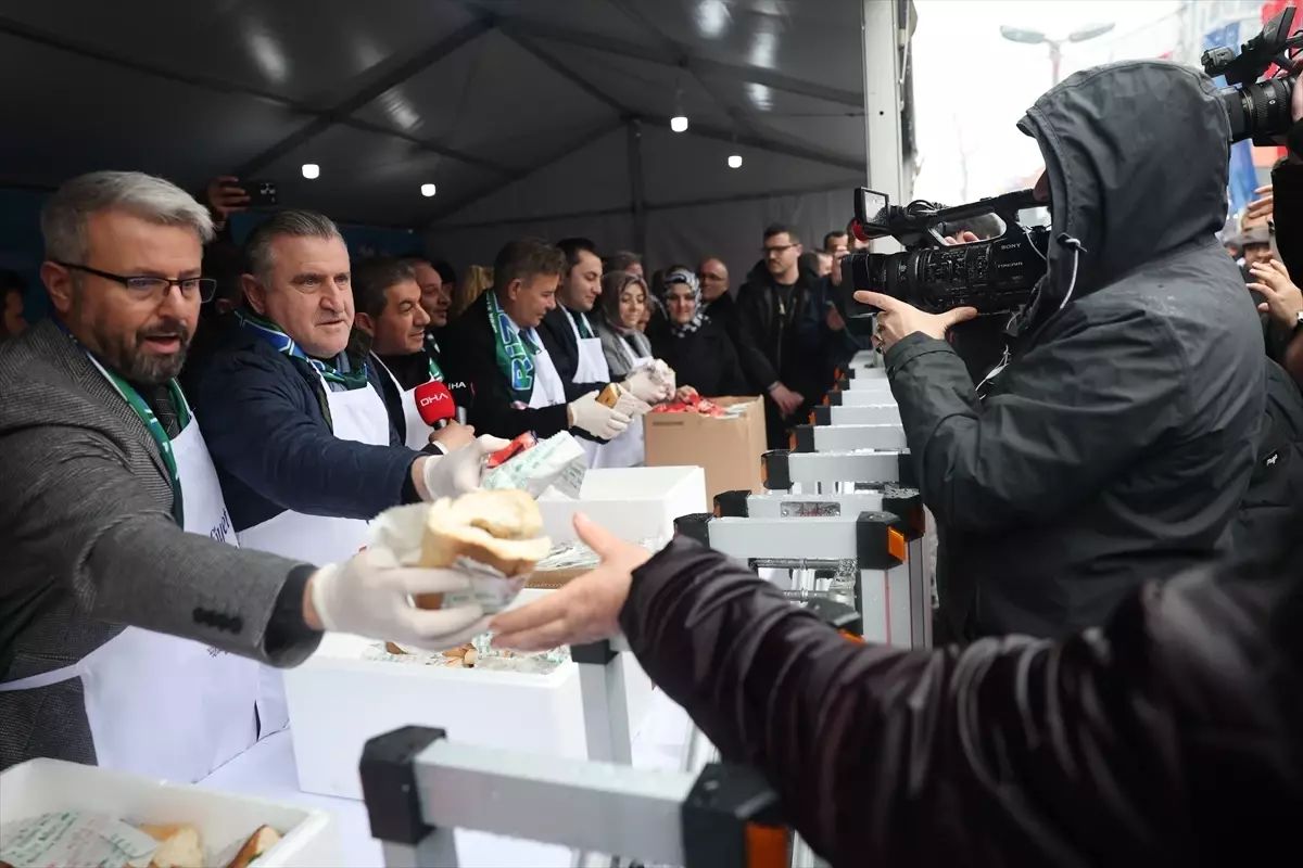 Esenler'de '11. Hamsi ve Horon Festivali' düzenlendi