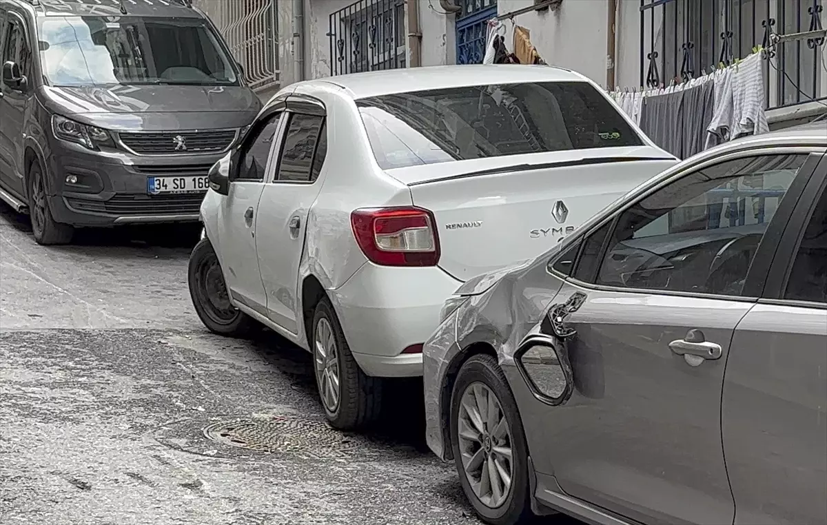 Esenler'de arızalı otomobilin yüklendiği çekicinin yokuştan kayması kamerada