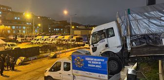 Esenyurt'ta yokuşta kayan kamyon korkulukları aşarak başka bir aracın üzerine düştü