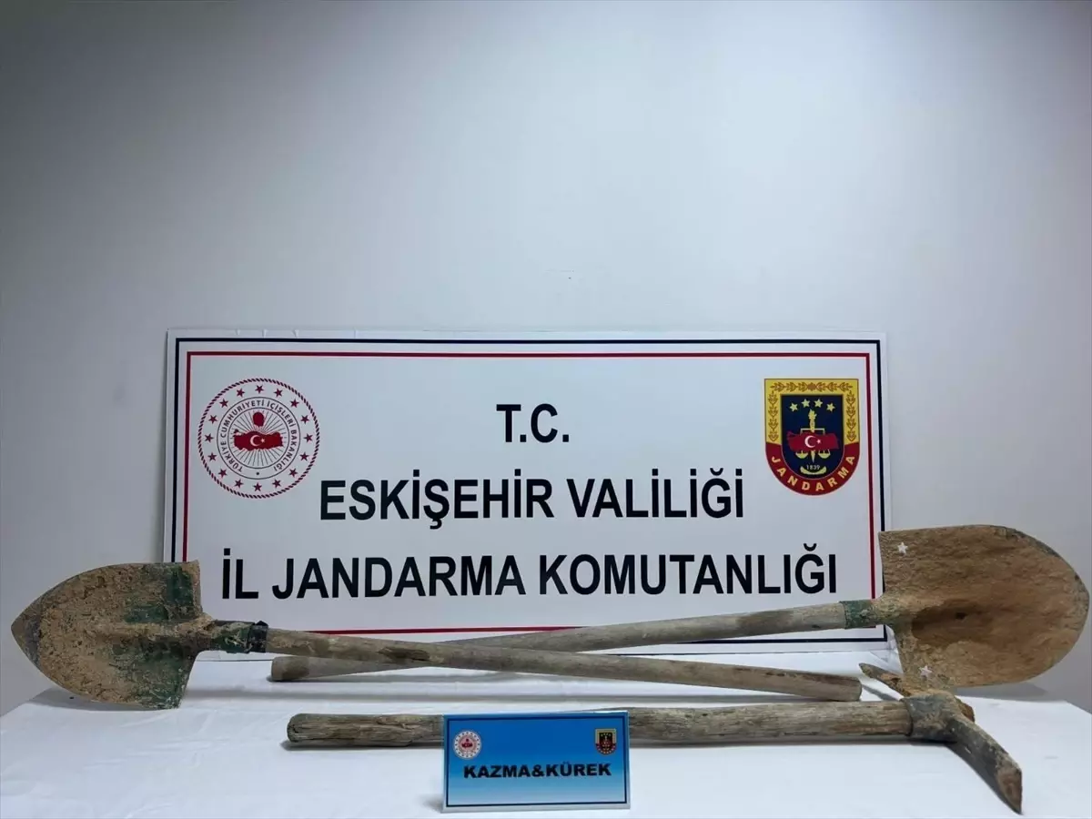 Eskişehir'de kaçak kazı yapan 2 şüpheli suçüstü yakalandı