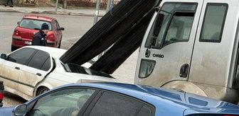 Eskişehir'de kamyonun dorsesinde taşıdığı demirler düşerek bir otomobile saplandı