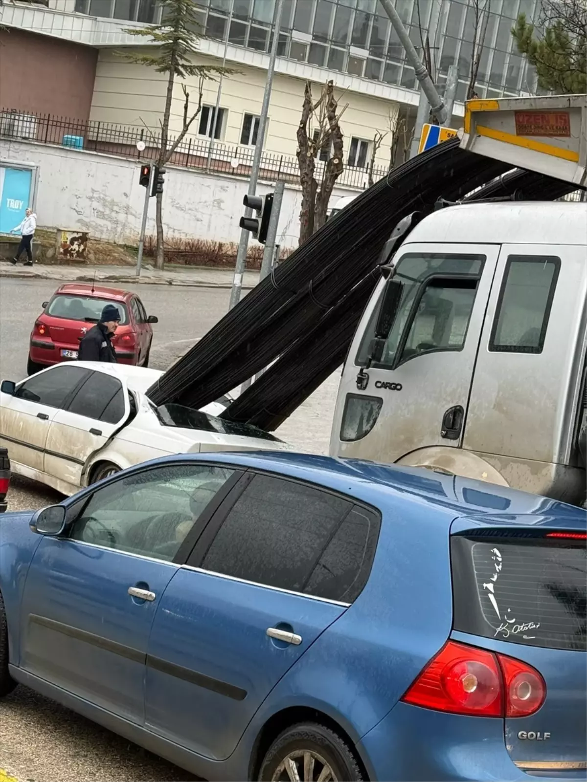 Eskişehir'de kamyonun dorsesinde taşıdığı demirler düşerek bir otomobile saplandı