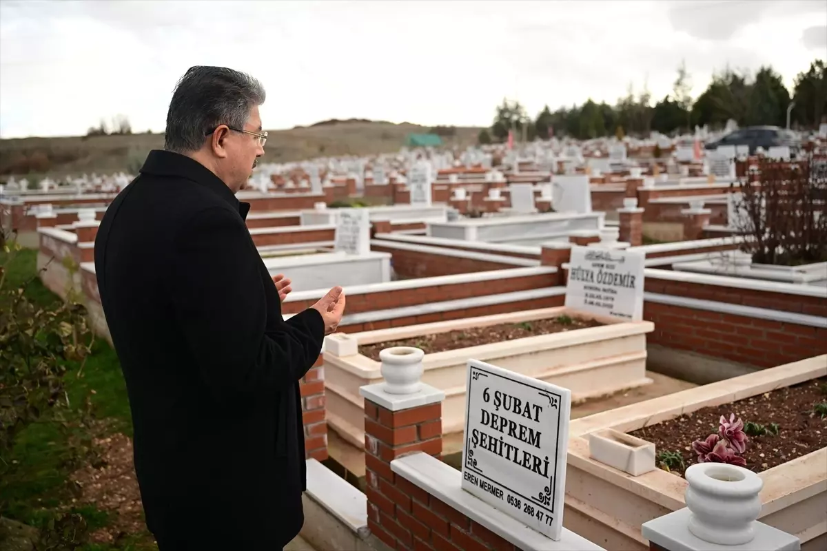 Eskişehir Valisi Yılmaz, 6 Şubat depremlerinde hayatını kaybedenlerin mezarlarını ziyaret etti