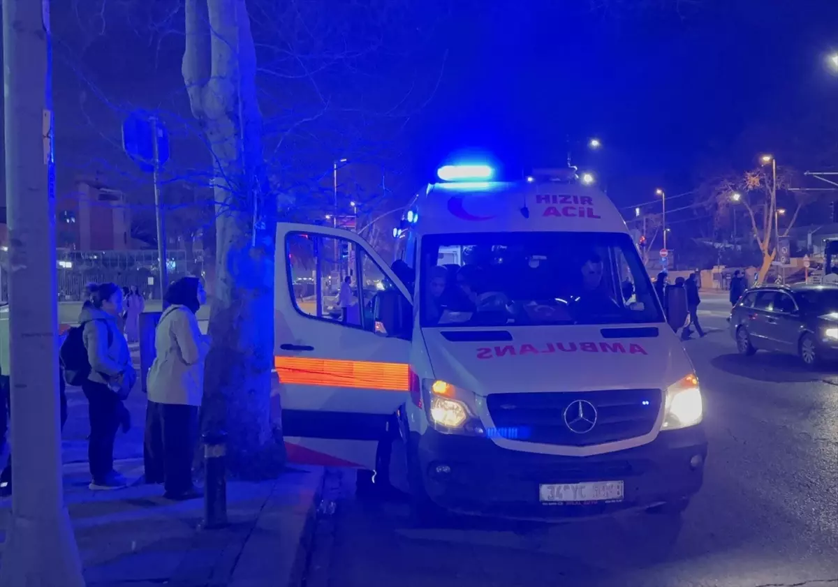 Fatih'te İETT otobüsünün çarptığı yaya yaralandı