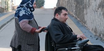 Fedakar anne hayatını adadığı engelli oğlunun eli ayağı oluyor