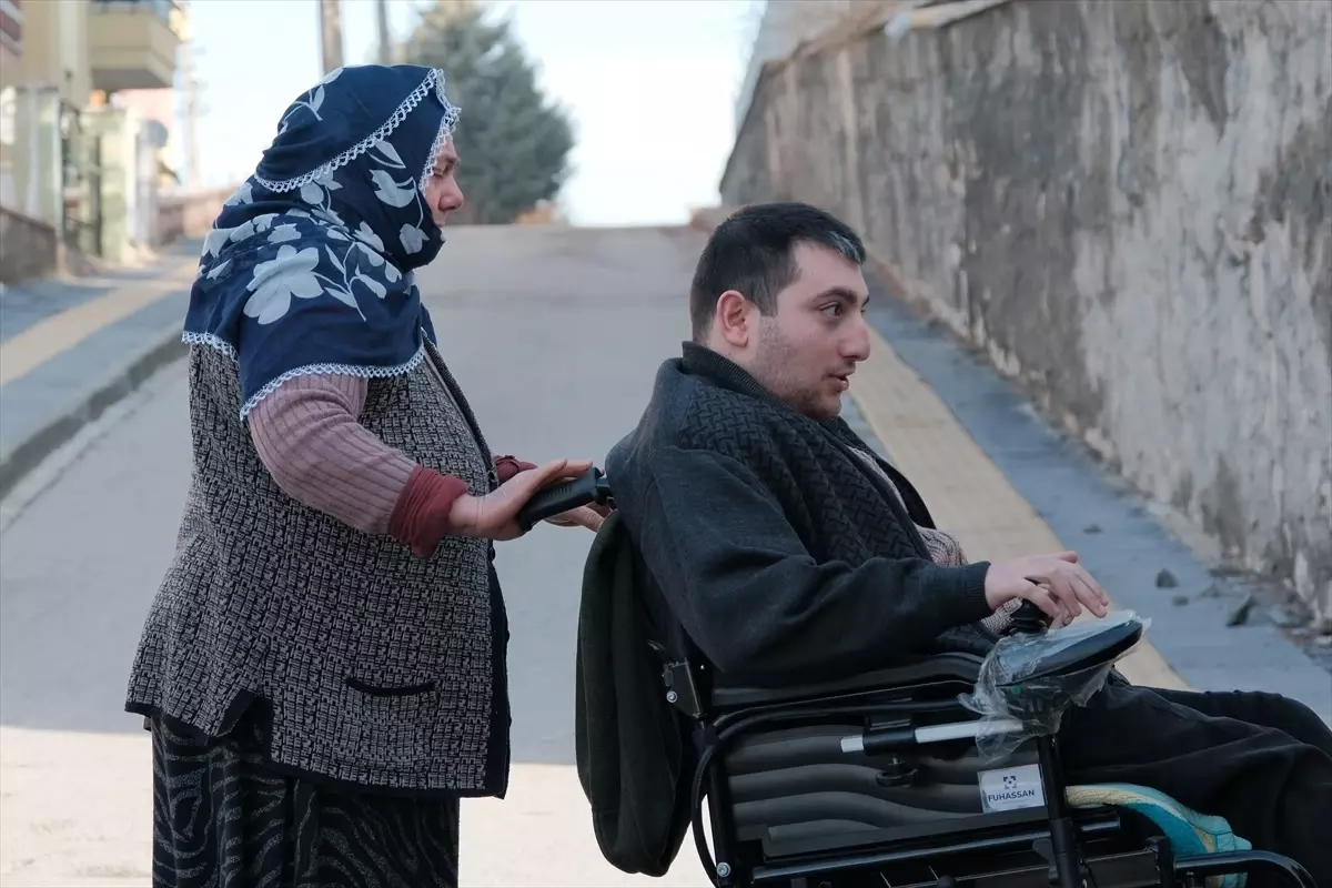 Fedakar anne hayatını adadığı engelli oğlunun eli ayağı oluyor