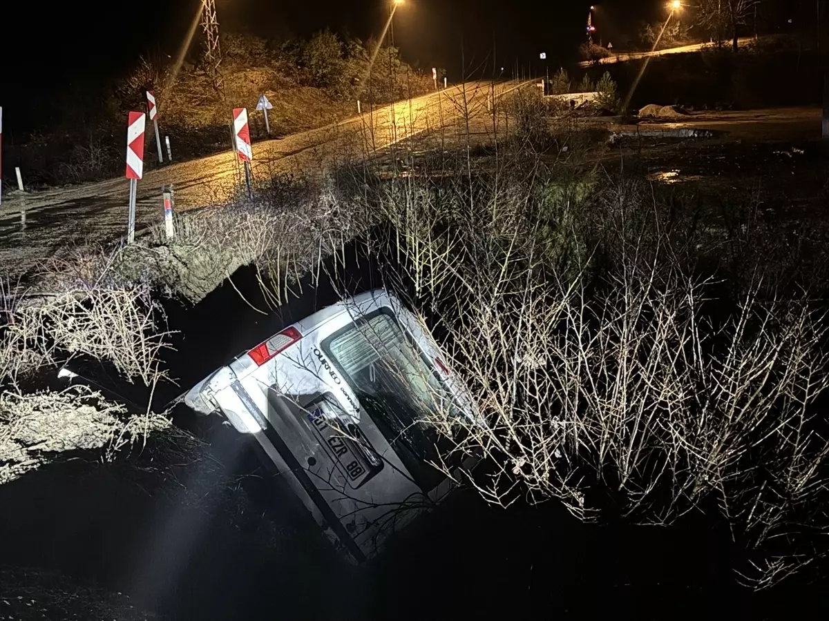 Feke'de dereye düşen hafif ticari aracın sürücüsü yaralandı
