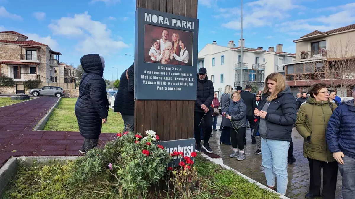 Foça'da depremde hayatını kaybeden aile anıldı