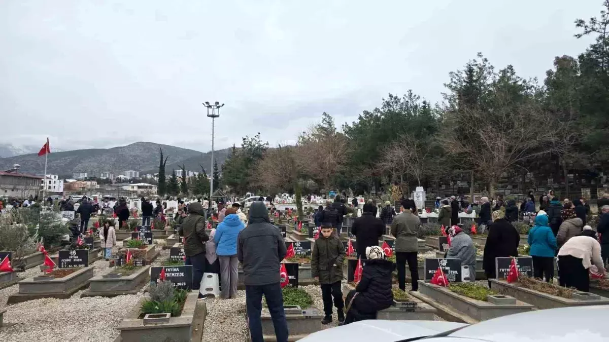 Gaziantep protokolünden İslahiye'de deprem şehitliğine ziyaret