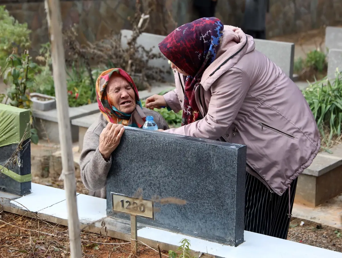 Gaziantep'te depremde ölenlerin mezarları başında hüzün; yakınları karanfil bıraktı