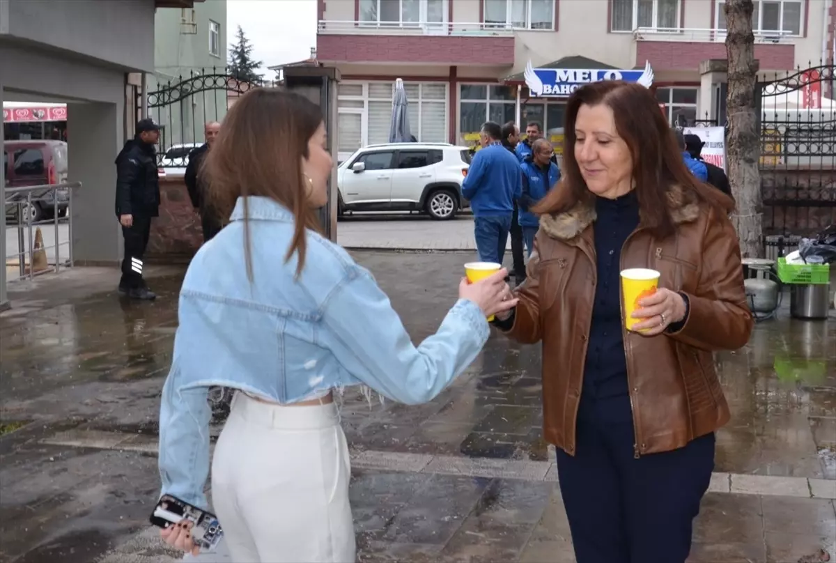 Gümüşhacıköy Belediyesinden öğrencilere sıcak çorba ikramı