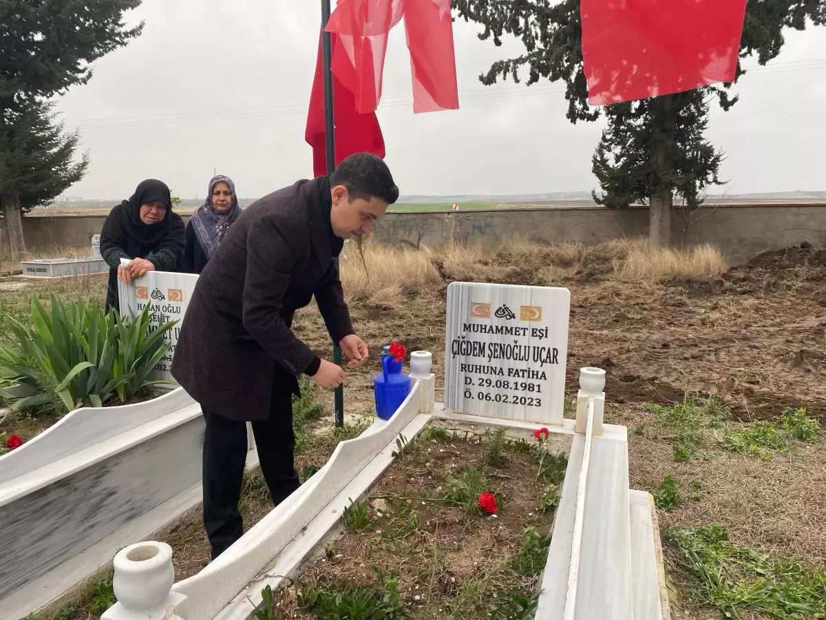 Depremde hayatını kaybeden polis memuru ve ailesi mezarları başında anıldı