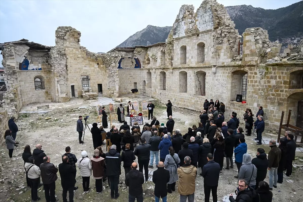Hatay'da depremlerde hayatını kaybedenler için bir kısmı yıkılan kilisede ayin yapıldı