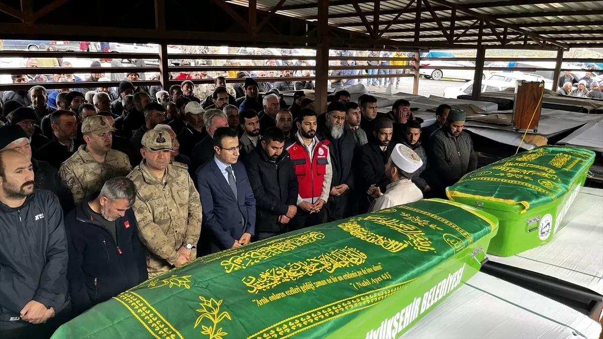 Hatay'da düştükleri su dolu inşaat temelinde boğulan iki kardeşin cenazeleri defnedildi