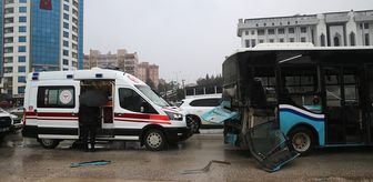 Hatay'da tırın otobüse çarpması sonucu 4 kişi yaralandı