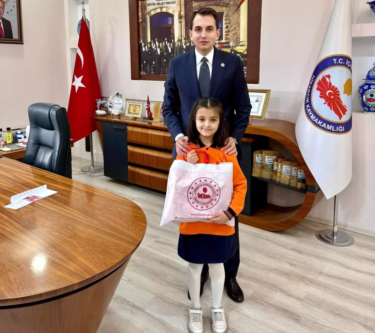Hisarcık Kaymakamı Erkan Atam'dan başarılı öğrenciye ödül