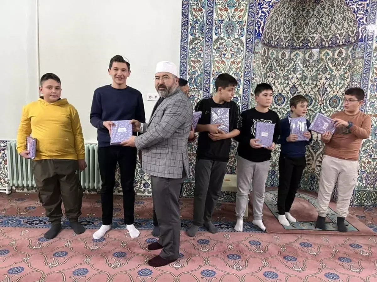 Hisarcık'ta camilerde müezzinlik yapan öğrenciler ödüllendirildi