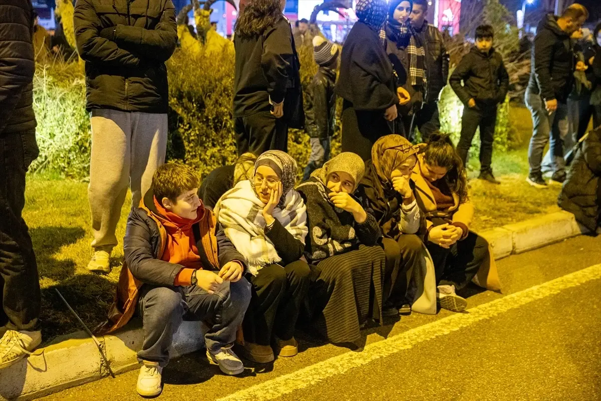 İçişleri Bakanı Yerlikaya, Adıyaman'da depremde hayatını kaybedenler için düzenlenen 'sessiz yürüyüş'e katıldı