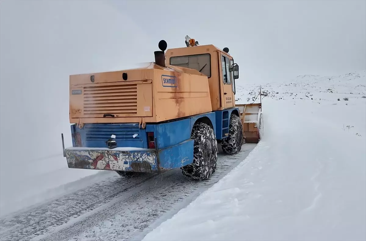 Iğdır'da kar nedeniyle ulaşıma kapanan köy yollarında çalışma sürüyor