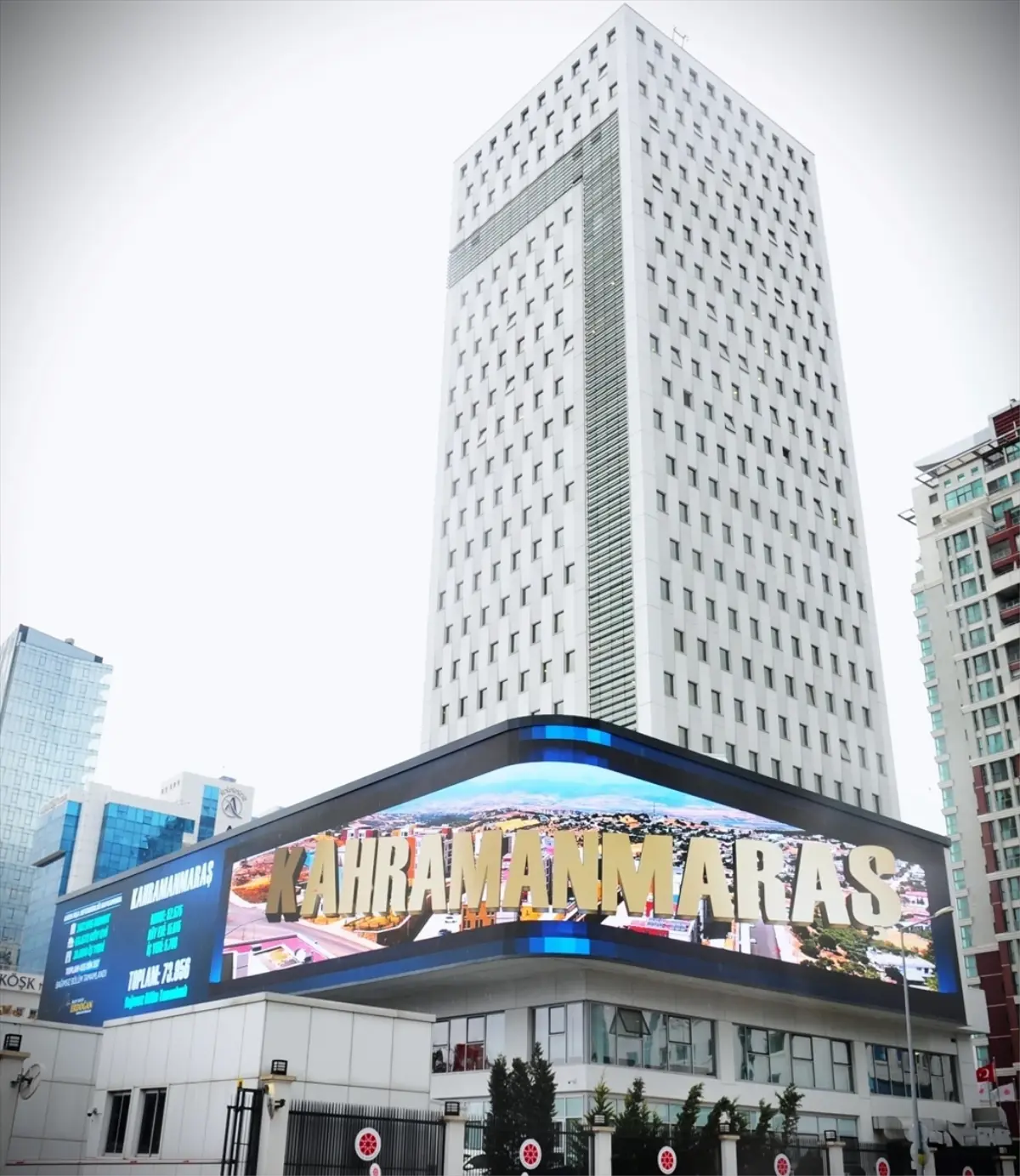 İletişim Başkanlığı, deprem bölgesindeki çalışmaları anlatan görselleri dijital gösterim ekranında yayınladı