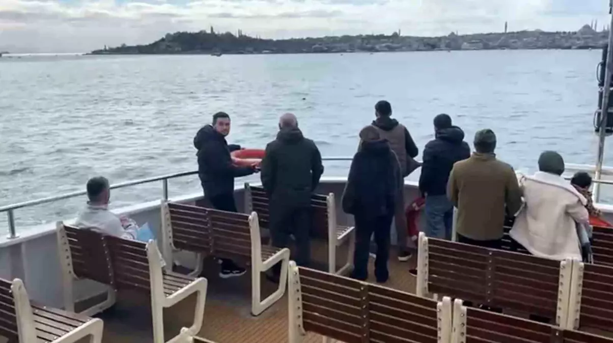 İstanbul'da bir kişi vapurdan denize atladı, görevliler ve vatandaşlar onun için seferber oldu