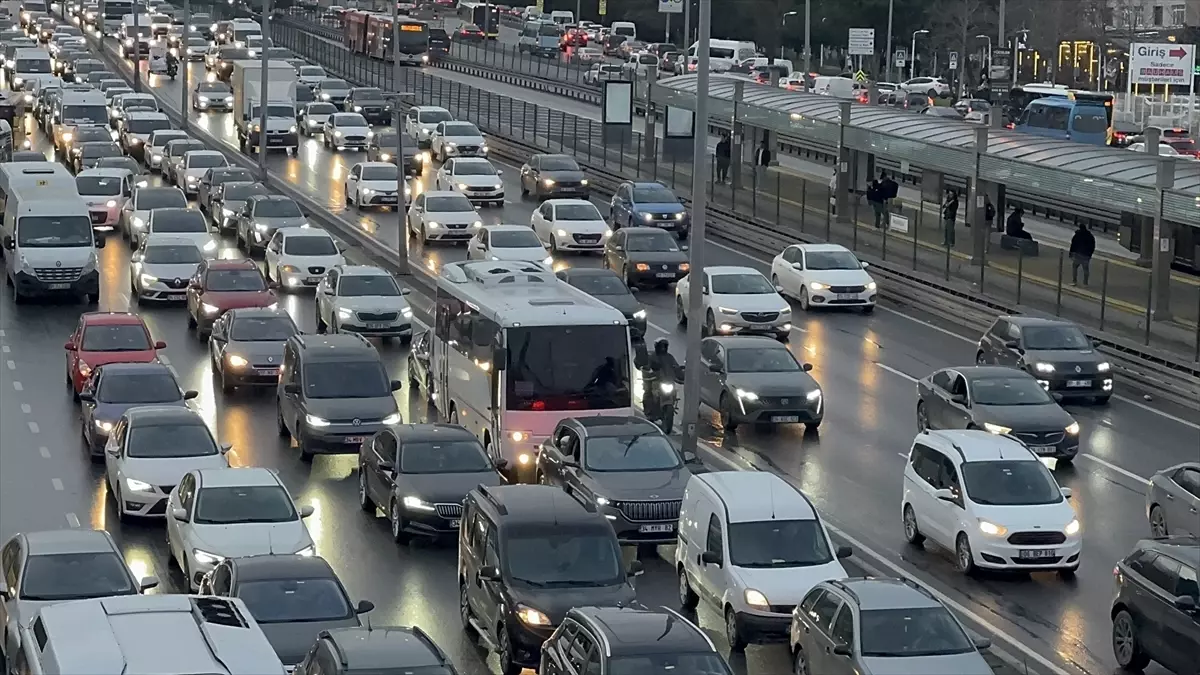 İstanbul'da trafik yoğunluğu yüzde 76'ya kadar çıktı