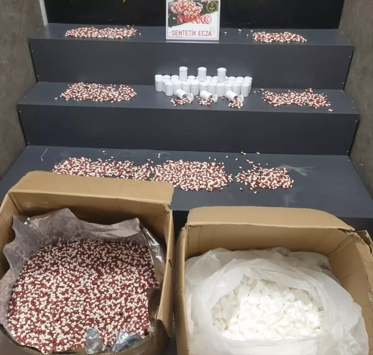 İzmir'de bir evde 104 bin 40 sentetik ecza ele geçirildi