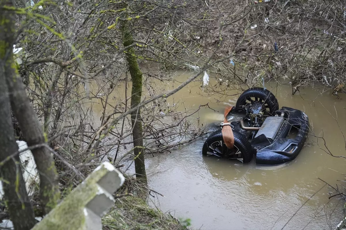 İzmir'de dere yatağına düşen otomobildeki 2 kız kardeşin cesedi bulundu
